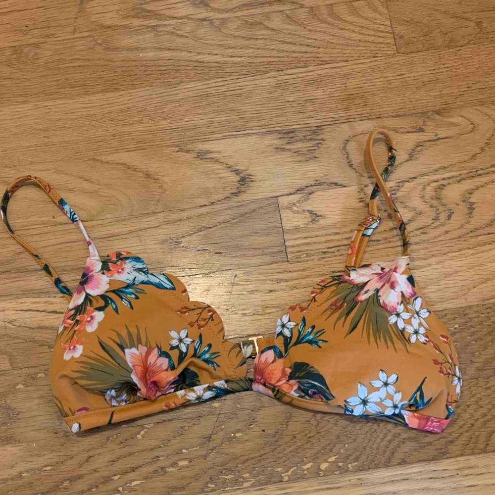 Cute Swim suit Top with Scalloped Edges